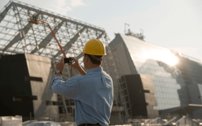 Field service expert using the mobile app photo capture feature on the job site